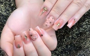 Những mẫu nail sơn thạch đính đá giúp chị em trở nên sang trọng hơn