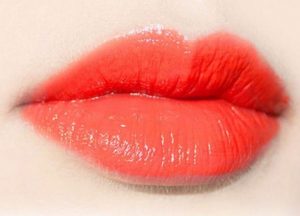 Phun môi màu đỏ cam được yêu thích bởi nhiều chị em phụ nữ