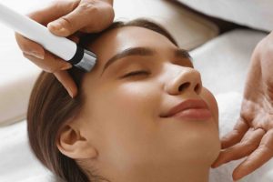 Cần xem xét nhiều yếu tố khác nhau khi trả lời câu hỏi “lăn kim trị sẹo rỗ bao nhiêu tiền?”