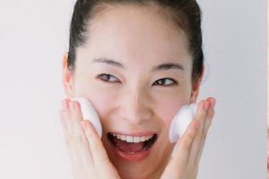 Dùng sữa rửa mặt nhẹ dịu cho daDùng sữa rửa mặt nhẹ dịu cho da