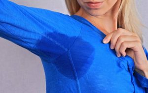 Tuyến mồ hôi dưới nách hoạt động mạnh gây nhiều phiền toái cho “khổ chủ”