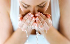 Giai đoạn  này, chỉ nên rửa mặt với nước muối sinh lý hoặc nước đun sôi để nguội