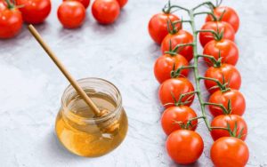 Sử dụng kết hợp cả cà chua và mật ong sẽ rất có lợi cho làn da