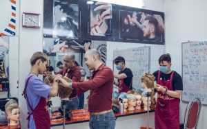 Học viên được hướng dẫn và thực hành trên mẫu
