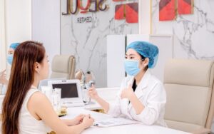 Đội ngũ bác sĩ chuyên môn cao sẽ khám và tư vấn, lên phác đồ điều trị mụn