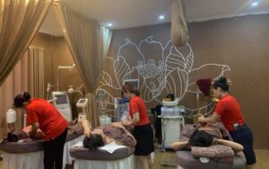 Đông đảo khách hàng đến trải nghiệm dịch vụ tại Linh Linh spa