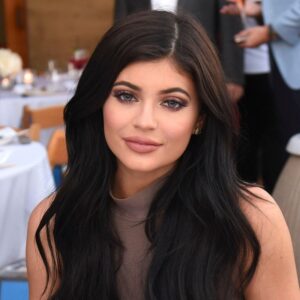 Mắt tam giác với phần hốc mắt sâu, đuôi mắt sắc gợi ra ánh nhìn quyến