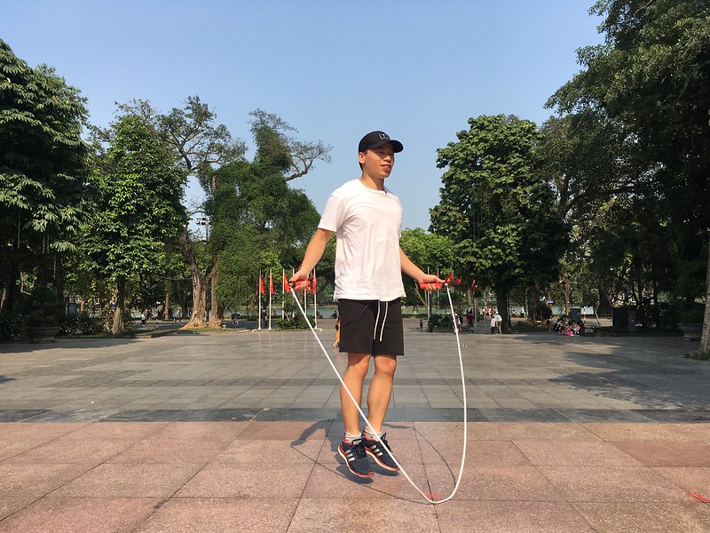 Người mới bắt đầu nên nhảy dây cơ bản bằng 2 chân để làm quen với bộ môn