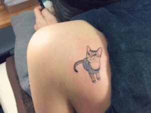 Vùng lưng là vị trí thích hợp với mẫu xăm con mèo