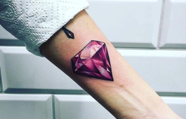 Hình tattoo kim cương vỡ trên bắp tay nhắc nhở bản thân luôn nỗ lực để vượt qua khó khăn, tổn thương