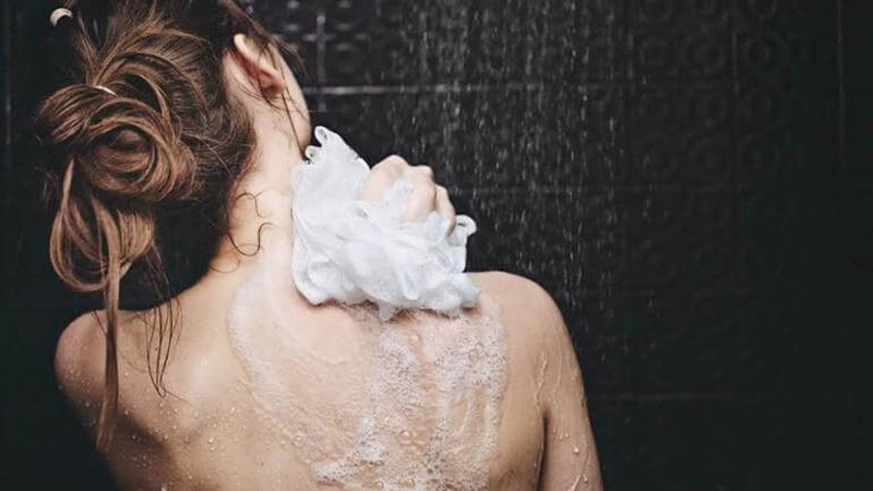 Nên tắm và lau lưng thật sạch trước khi sử dụng các sản phẩm thuốc bôi trị mụn