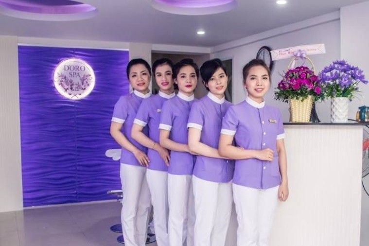 Nhân viên tư vấn dịch vụ tắm trắng cho khách hàng tại quầy lễ tân