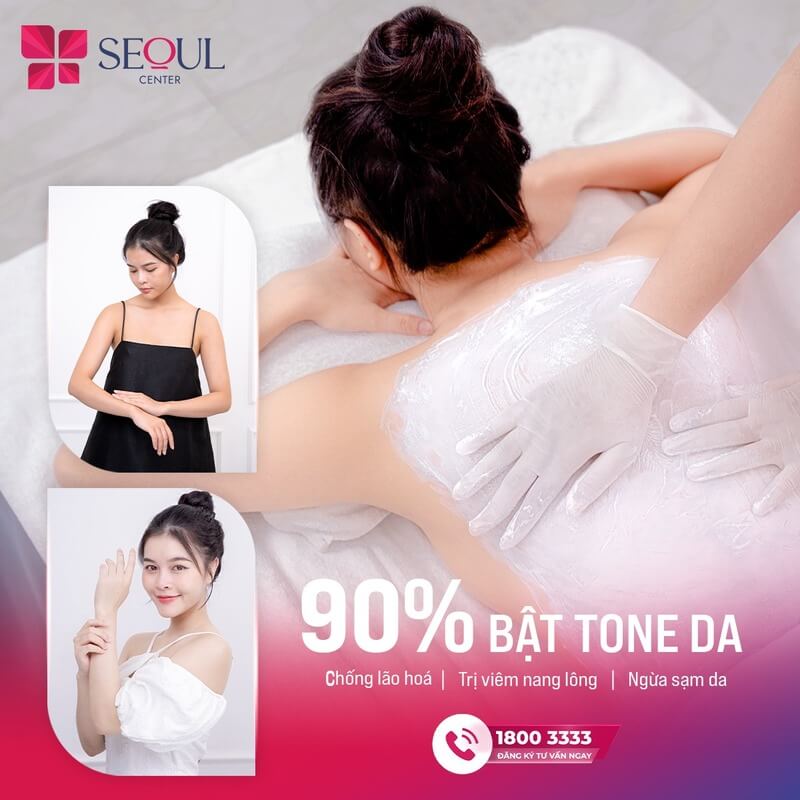 Kỹ thuật viên đang thực hiện liệu trình tắm trắng thiên nhiên cho khách hàng