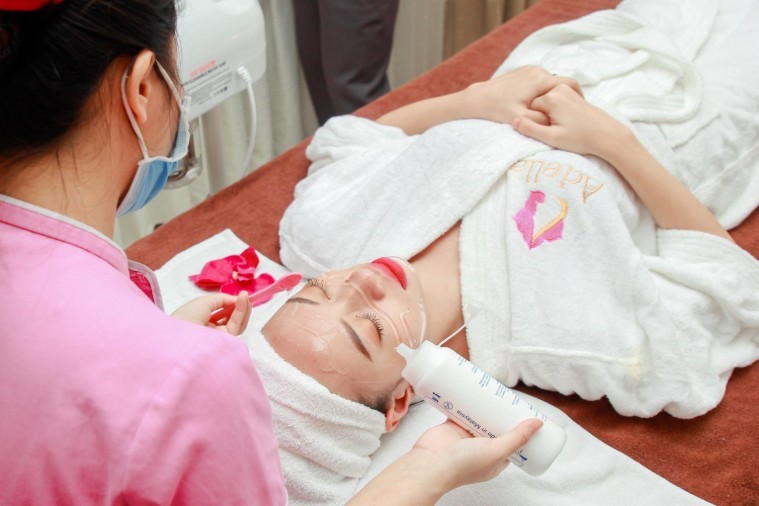 Phòng tắm trắng cá nhân được trang bị đầy đủ máy móc hiện đại