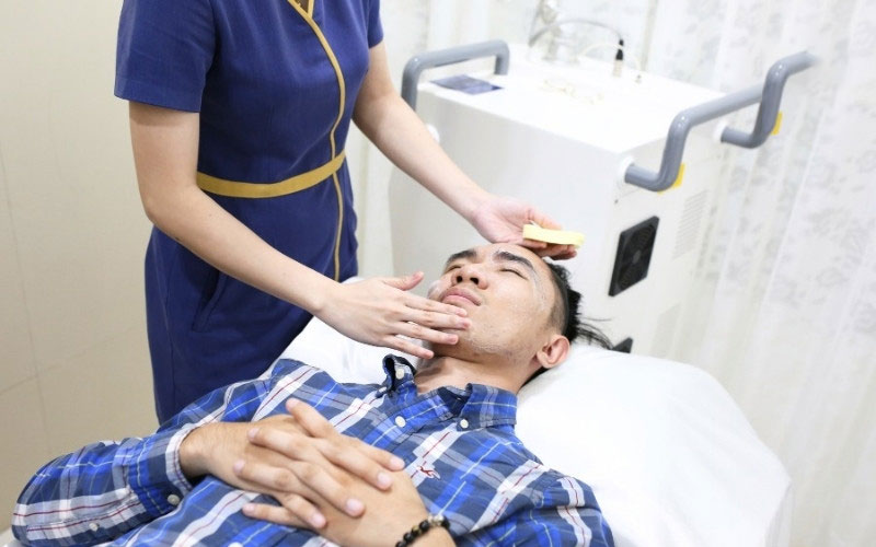 Phòng tắm trắng cá nhân được trang bị đầy đủ máy móc hiện đại