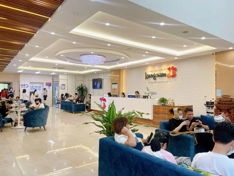 Khách hàng trải nghiệm dịch vụ tắm trắng cao cấp trong không gian sang trọng