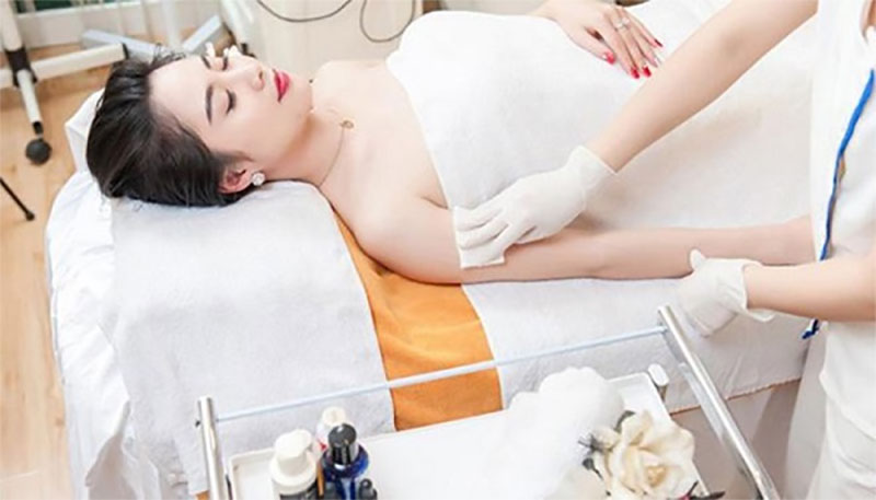 Liệu trình tắm trắng toàn thân với tinh chất sữa và collagen tại spa uy tín