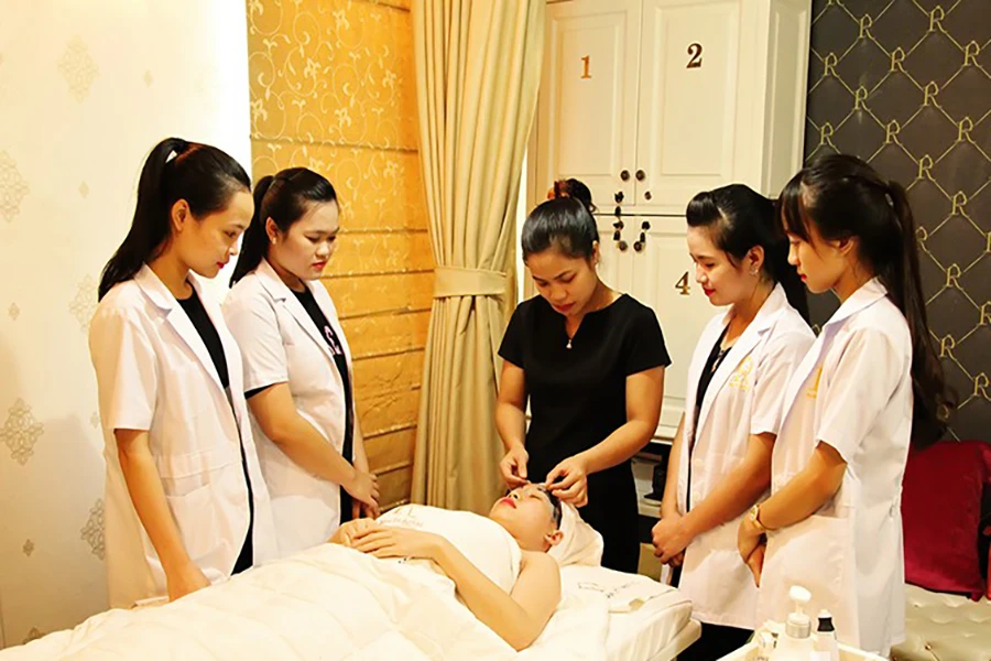 học viên tham gia khoá học spa