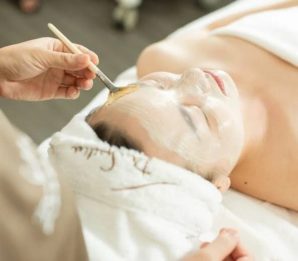 Sản phẩm chuyên sâu: peel, serum, mặt nạ cho spa hiệu quả