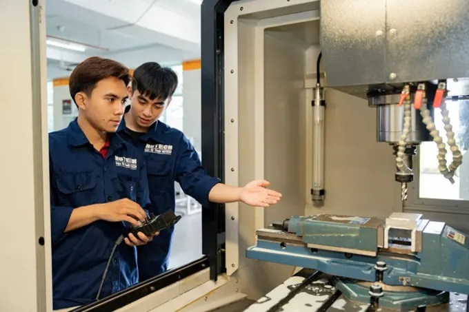 Vì sao cần hiểu đúng về nghề thợ có bị AI thay thế không?