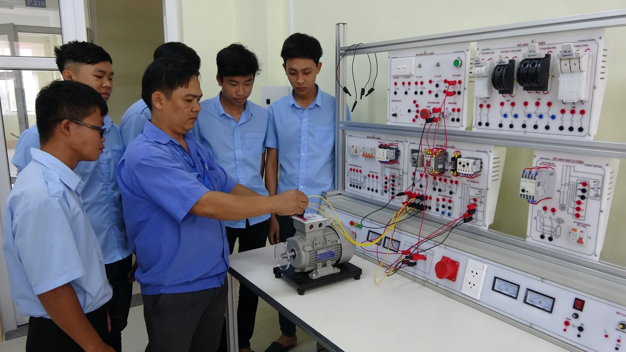 Vì sao cần hiểu đúng về học điện tự động hoá có khó không?