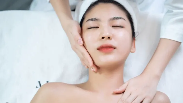 Vì sao da vùng cổ cần chăm sóc riêng?