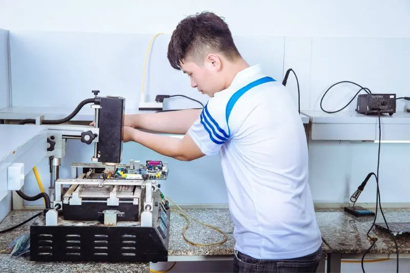 Thợ điện công trình lương bao nhiêu phù hợp với ai?