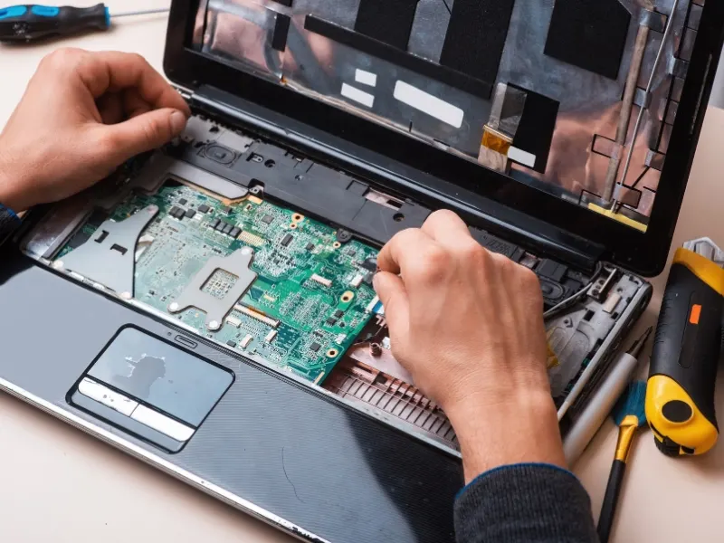 Học sửa chữa laptop, máy tính có cần bằng cấp không phù hợp với ai?