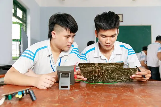 Học điện tử dân dụng sửa tivi, loa, ampli phù hợp với ai?