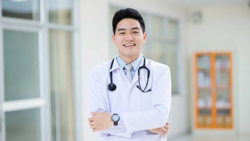 bác sĩ chuyên môn trong cơ sở y tế, phù hợp với nội dung hướng dẫn lựa chọn bác sĩ và cơ sở tiêm filler mũi an toàn.
