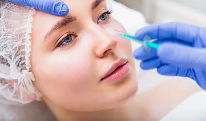 quy trình tiêm filler mũi, trong đó bác sĩ sử dụng kim tiêm để đưa filler vào vùng mũi nhằm tạo hình và điều chỉnh dáng mũi