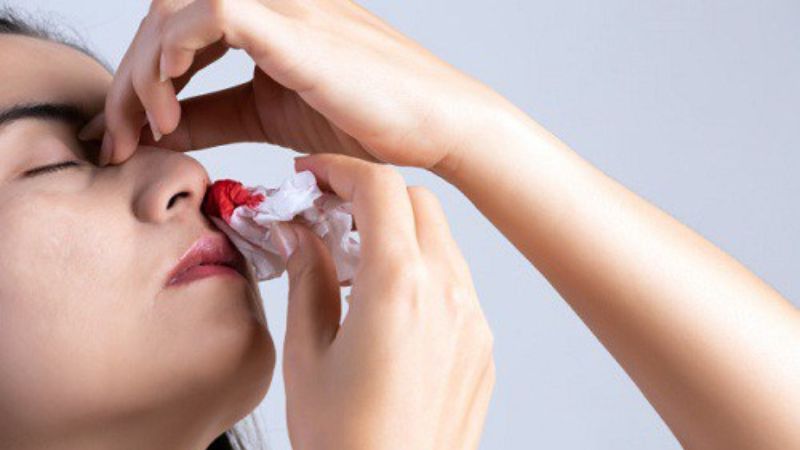 Kinh nguyệt ở phụ nữ ảnh hưởng đến quyết định nâng mũi