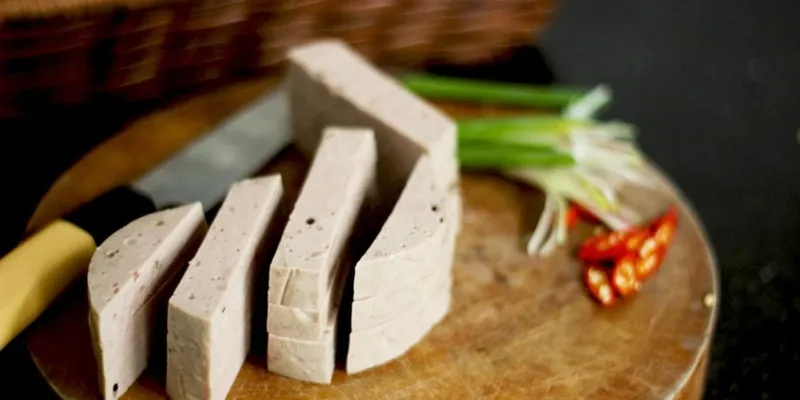 chả lụa, thực phẩm giàu protein có thể được sử dụng sau nâng mũi nếu ăn đúng cách.