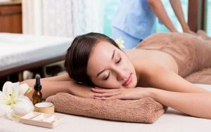 Giường massage là dụng cụ spa không thể thiếu