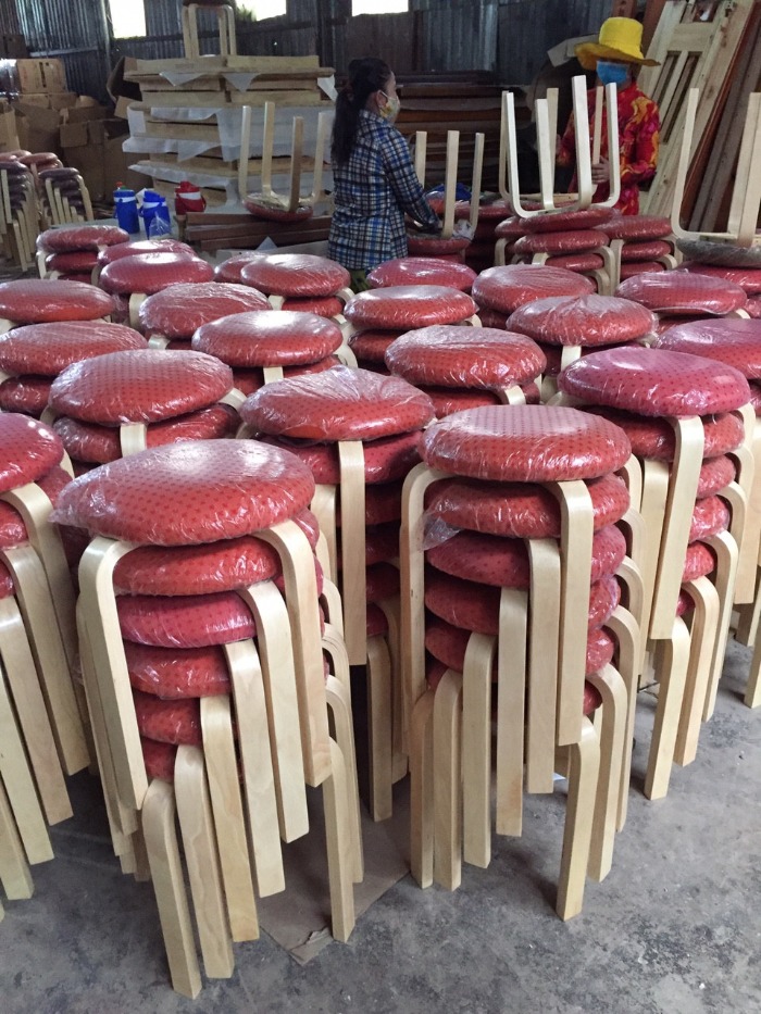 Dạng ghế spa gỗ thông nâu nhạt cố định nệm bồng