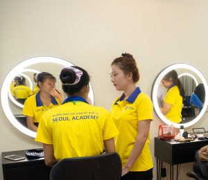 Hình 2 – Người thợ trang điểm cô dâu phải trải qua một quá trình học khổ luyện để gặt hái quả ngọt