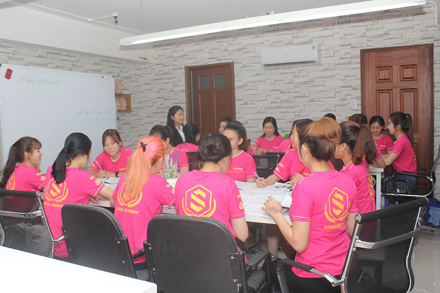 Hoạt động giảng dạy lý thuyết về da tại một buổi học nghề spa