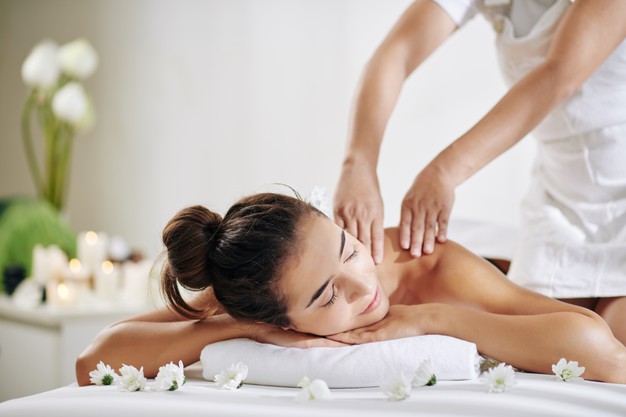 Hình 1 – Massage body là phương pháp sử dụng lực phù hợp, tác động trực tiếp lên các huyệt đạo của cơ thể