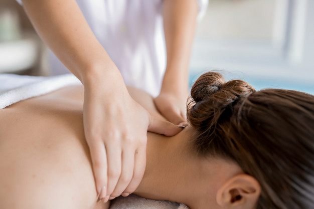 Hình 3 – Chuyên viên Massage cần  sự khéo léo và tỉ mỉ