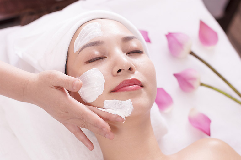 Các kỹ thuật viên spa hay phun xăm luôn biết cách khiến bản thân trở nên xinh đẹp