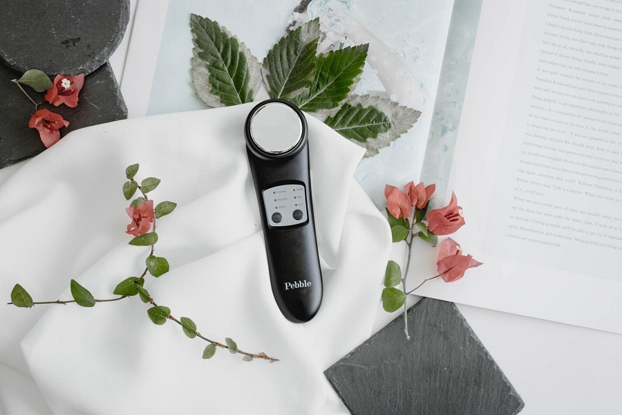 Máy Pebble Fleur tích hợp giữa máy rửa mặt và massage