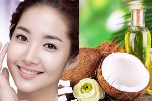 Massage mặt bằng dầu dừa cho làn da căng mịn