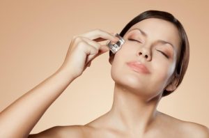 Massage mặt bằng đá lạnh mang lại nhiều công dụng tuyệt vời