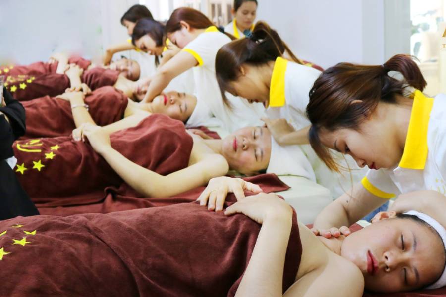 Khóa học nghề massage cơ bản và nâng cao tại Học viện đào tạo thẩm mỹ Á Â được đánh giá là một khóa học đảm bảo chất lượng tay nghề cho học viên