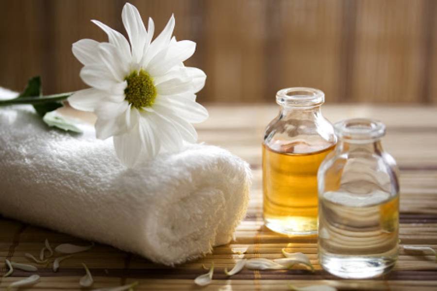 Tinh dầu massage rất cần thiết khi tự học massage body