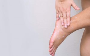 Tẩy tế bào da chết chân thường xuyên