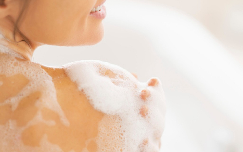Cách chăm sóc da sau khi tắm trắng là sử dụng sữa tắm nhẹ dịu cho làn da