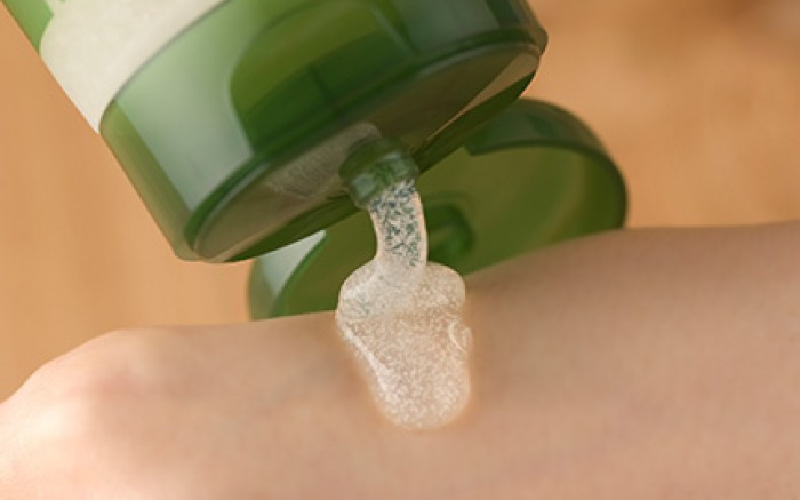 Sử dụng gel tẩy tế bào chết nhẹ dịu cho da sau khi tắm trắng