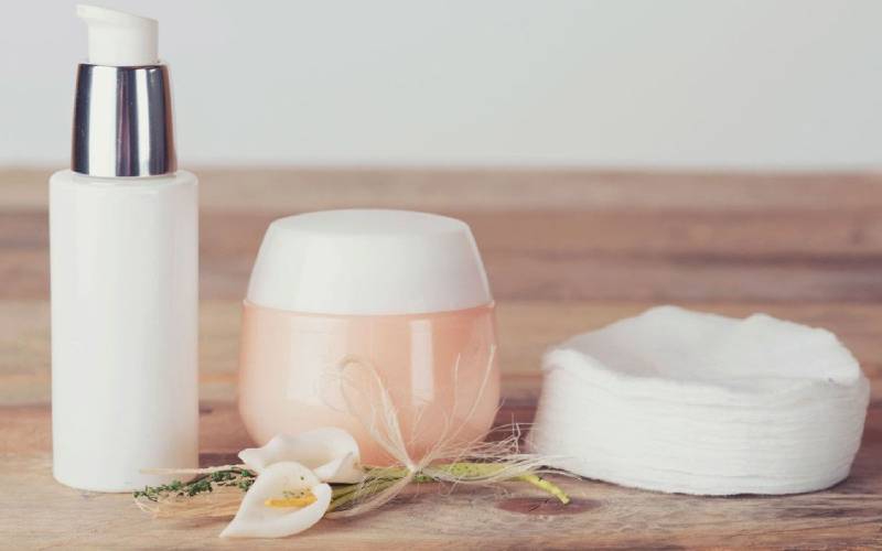 Sử dụng kem trộn hoặc các loại mỹ phẩm chứa chất bào mòn là một nguyên nhân khiến da mặt mỏng khá phổ biến