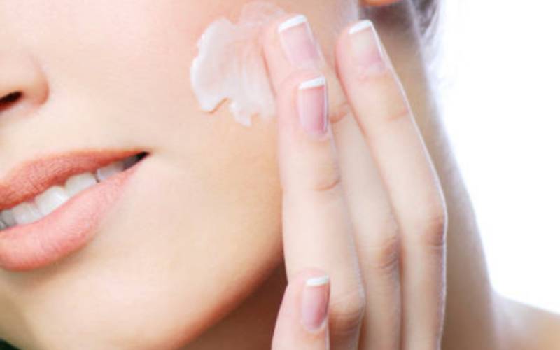 Sử dụng kem dưỡng ẩm cung cấp thêm nhiều vitamin để da thêm khỏe